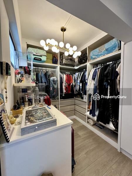 Walk-in wardrobe 
