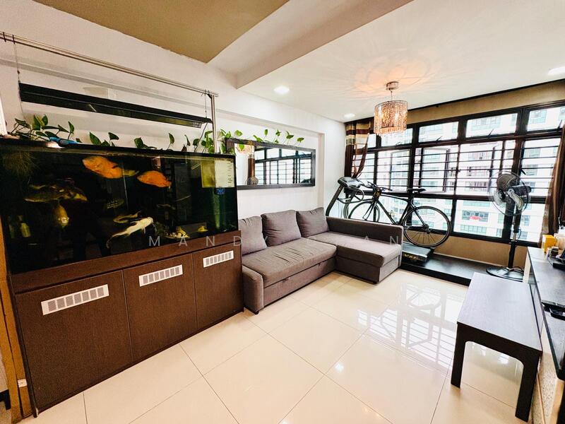 Can accommodate 6 seater sofa 