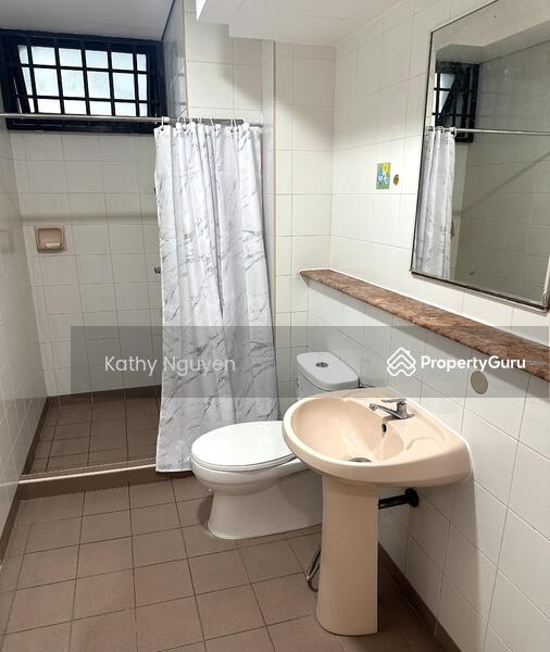 Common Bathroom 1