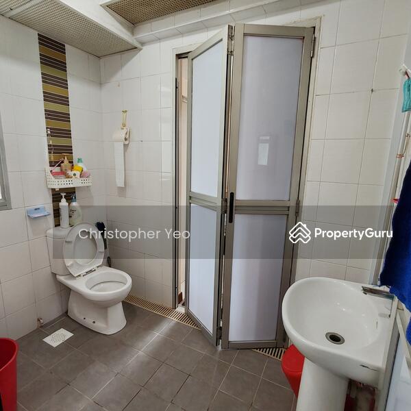 Common bathroom with 2 door entrance