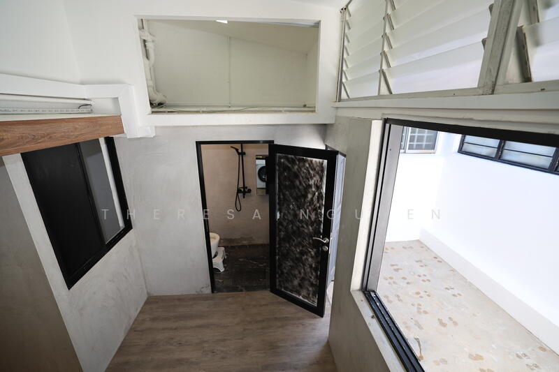 StoreRm, WC, open-sky backyard