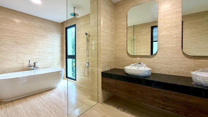 Extensive Variety of Landed-Detached, Holland Grove Estate, Mount Sinai Road, Henry Park, 5 Bedrooms, 12,110 sqft, Detached House For Sale, by CHEN ., 60132951 - Bathroom - PropertyGuru.com.sg