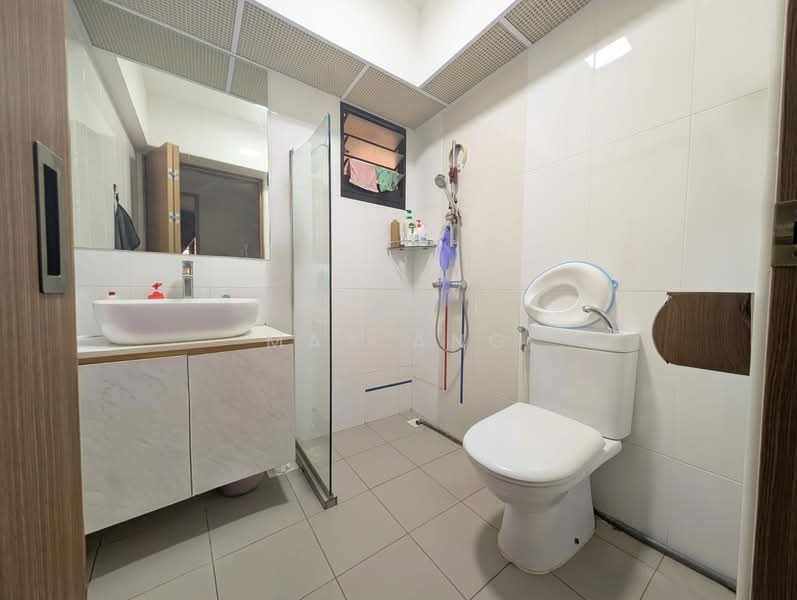 463B Bukit Batok Street 41, 463B Bukit Batok Street 41, 3 Bedrooms, 1,216 sqft, HDB Flat For Sale, by Max Ang, 60133379 - Bathroom - PropertyGuru.com.sg