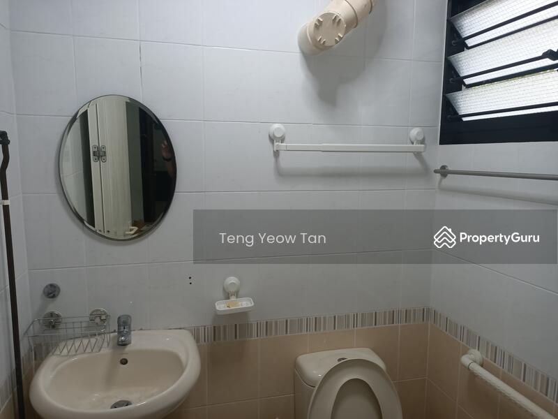 bathroom (MBR)