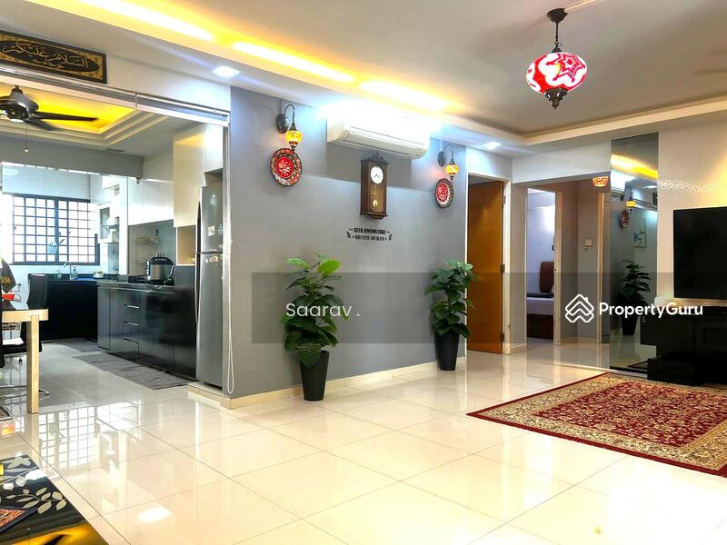 Living Area / Dining 