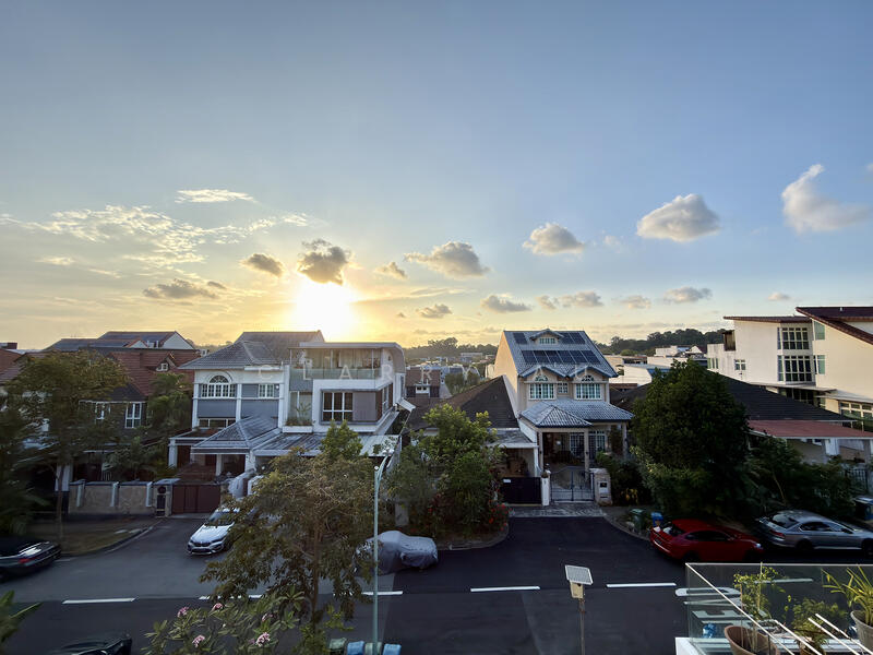 For Sale - INTER-TERRACE 2.5 Storey With Lift @ Upp Thomson | 1km to CHIJ St Nicholas ★Eminence Landed★