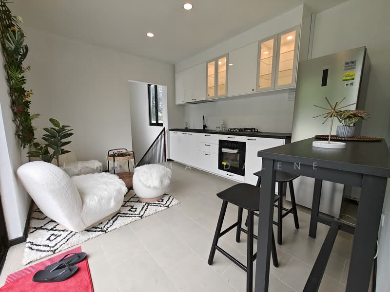 2-floors of 5BR for rent, walk to Hillview MRT & Nature Park!, , 5 Bedrooms, 1,500 sqft, Walk-up Apartment For Rent, by Jenny Magdalene, 60134678 - Cozy corner for the master bedroom with access to the roof terrace.  - PropertyGuru.com.sg