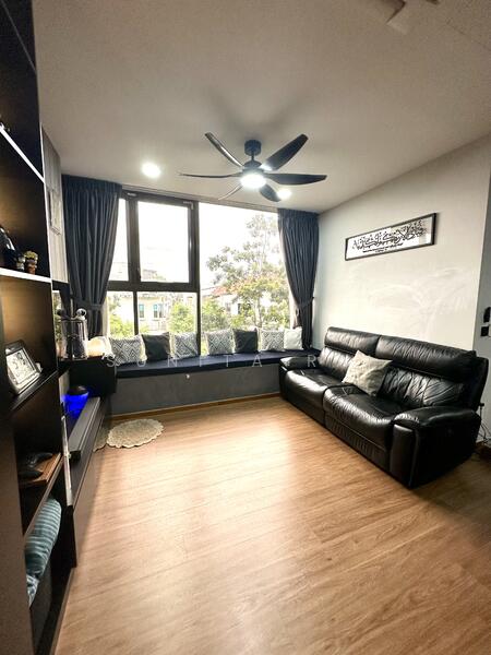 Grand Living Rm with High Ceiling