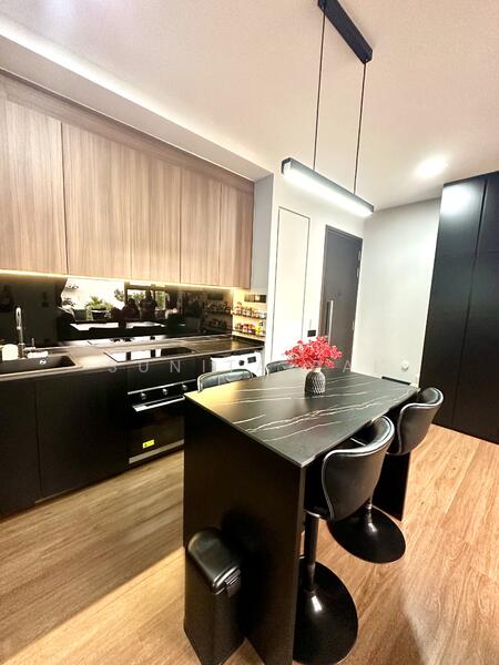 Island Kitchen & Dining Table  