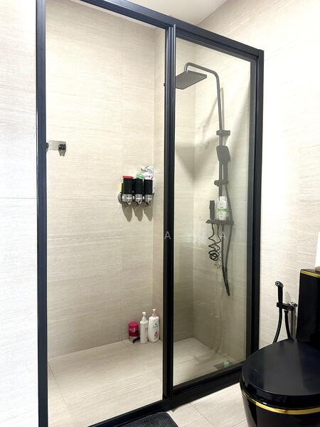Common bathroom with shower 