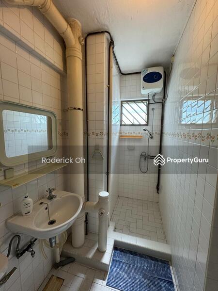 Common Bathroom 1