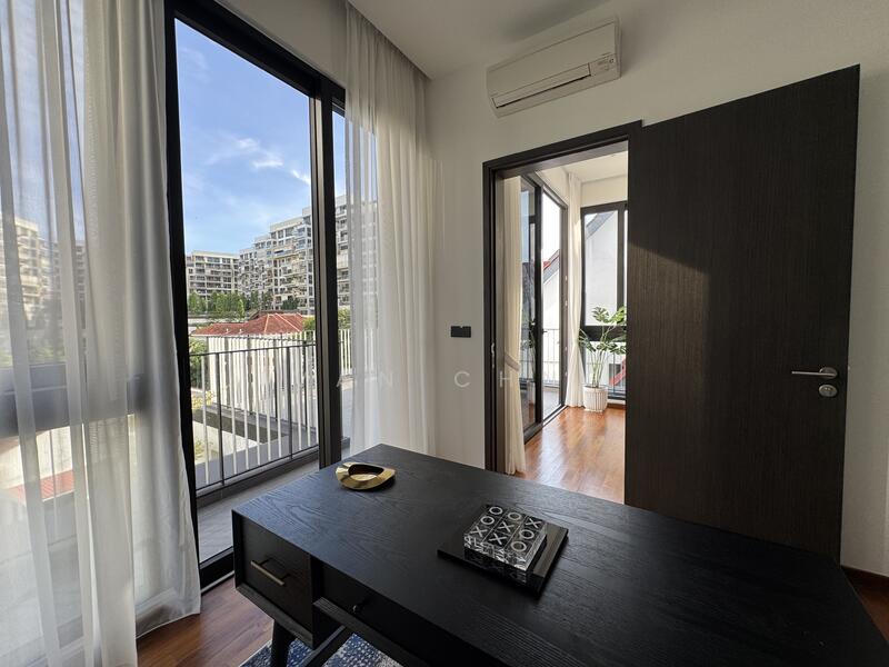 Beautiful ensuite attic office with a roof terrace, can also be converted into a bedroom