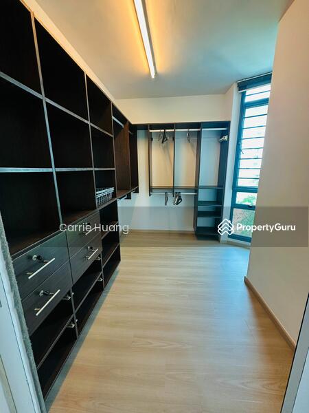 Walk- In Wardrobe 