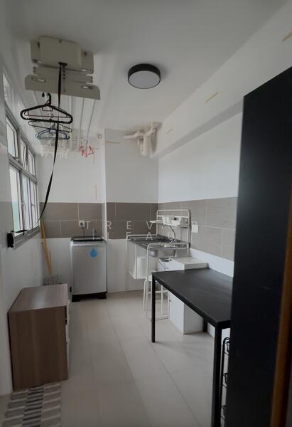 448B Bukit Batok West Avenue 9 HDB Flat For Sale at S$ 388,000 | PropertyGuru Singapore - Kitchen