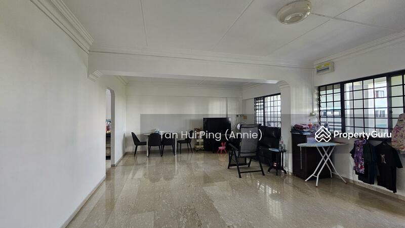 Spacious Living Room 