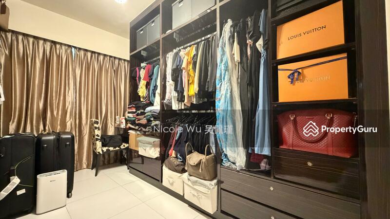 Walkin wardrobe 
