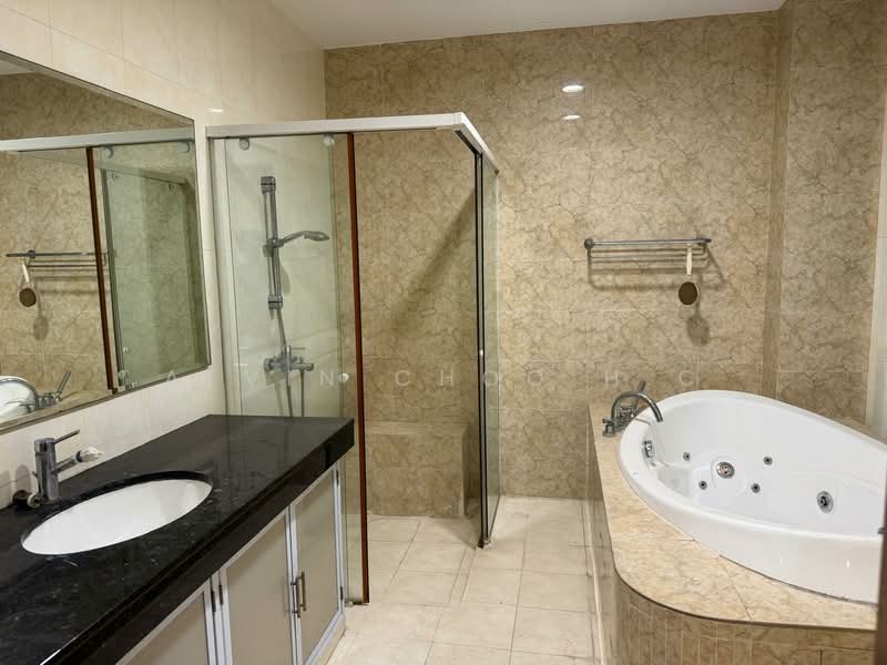 3.5 Storey Corner Terrace! With Great Amenities! Near Various MRT Train Stations & Shopping Malls! Corner Terrace For Sale at S$ 6,500,000 | PropertyGuru Singapore - Bathroom