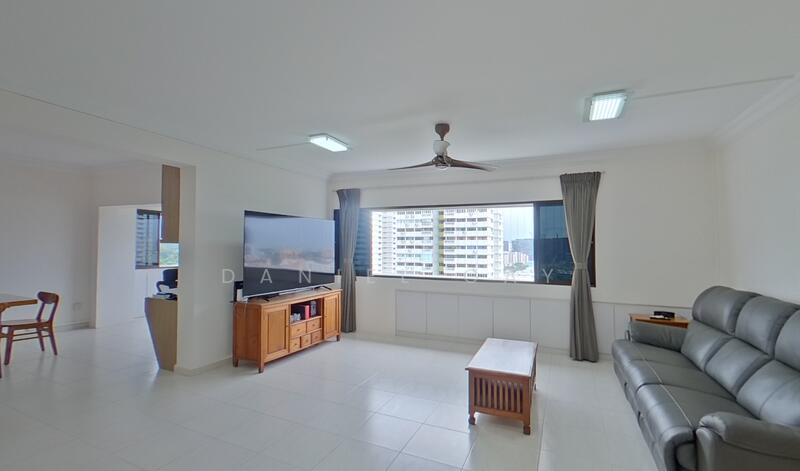 Spacious and bright living & dining area