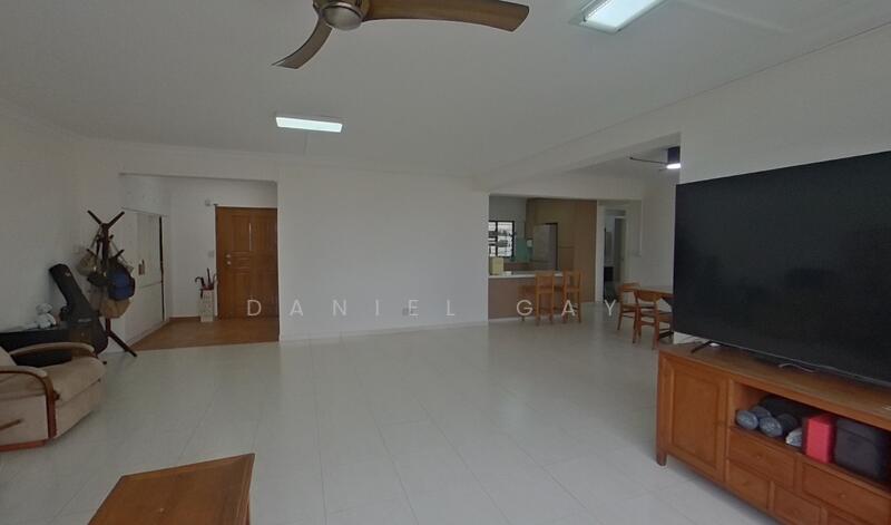 Spacious and bright living & dining area