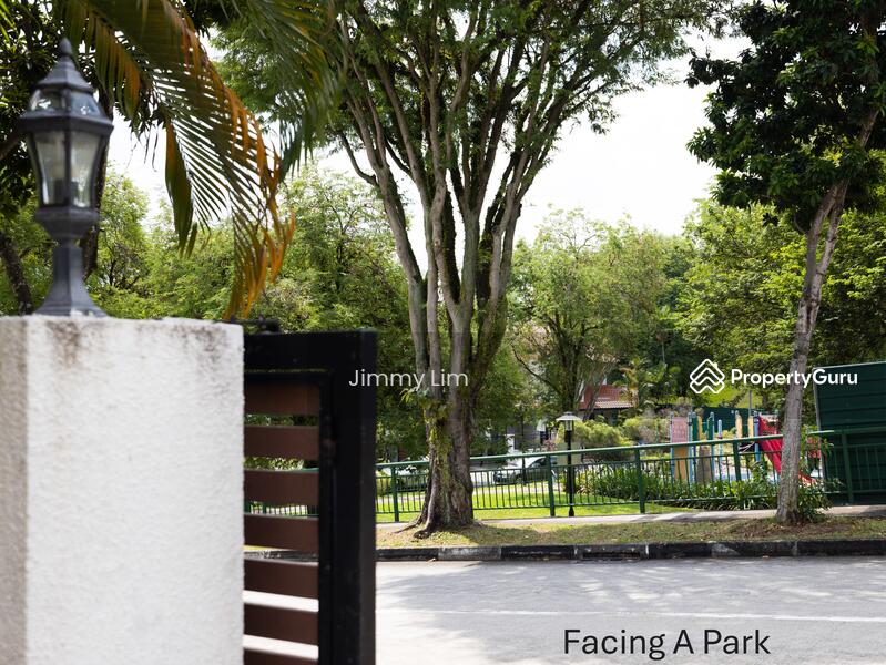 Single loading. Entrance Facing a Park