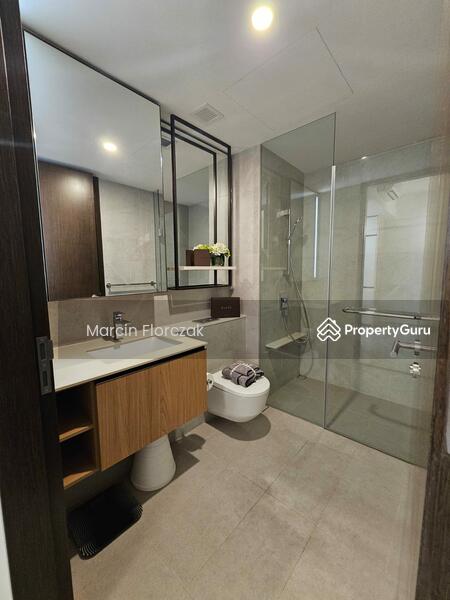 Spacious modern bathroom
