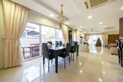 For Sale - ❤️GIANT⚡️Rare Find in Kembangan Estate: Semi-Detached on Expansive Squarish Plot