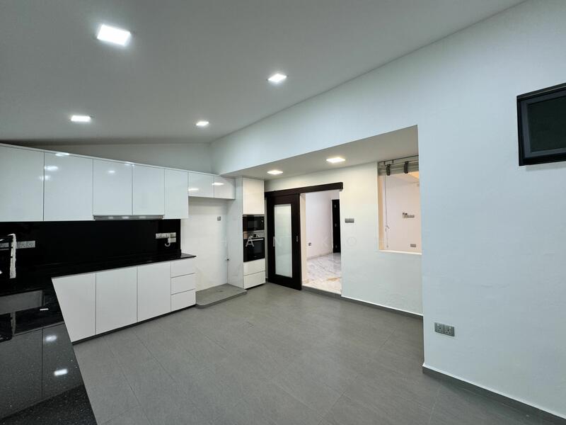 For Rent - ⭐️Move in ready ⭐️Renovated 2.5 storey terrace ⭐️