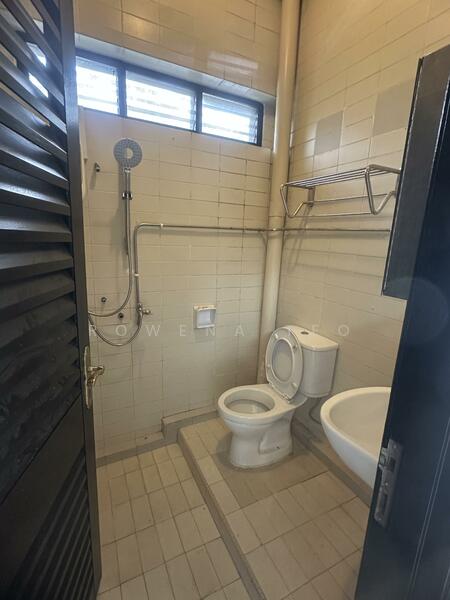 Maid’s bathroom 