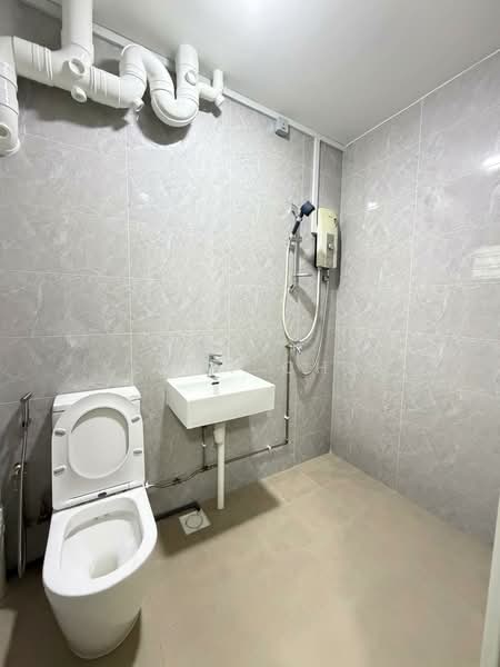 810 Jurong West Street 81, 810 Jurong West Street 81, 4 Bedrooms, 1,377 sqft, HDB Flat For Sale, by Kenny Chai, 60142016 - Bathroom - PropertyGuru.com.sg
