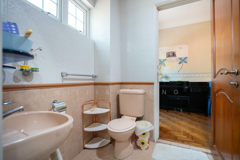 For Sale - $1,3xx psf elevated 2.5-sty Semi-d w/ natural basement @ Chuan Dr