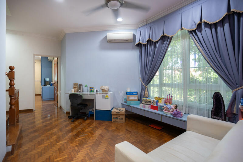 For Sale - $1,3xx psf elevated 2.5-sty Semi-d w/ natural basement @ Chuan Dr