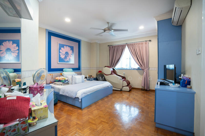 For Sale - $1,3xx psf elevated 2.5-sty Semi-d w/ natural basement @ Chuan Dr