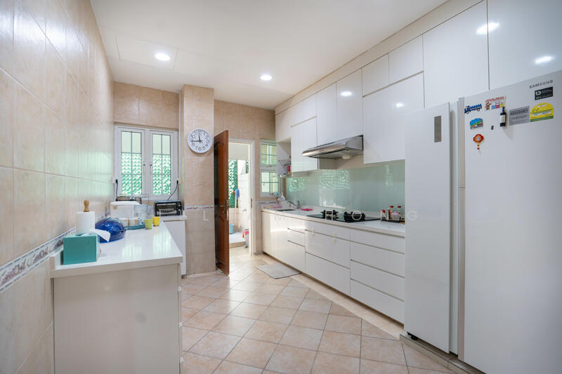 For Sale - $1,3xx psf elevated 2.5-sty Semi-d w/ natural basement @ Chuan Dr