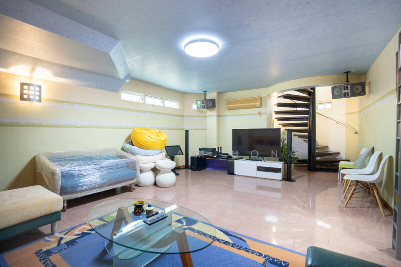 For Sale - $1,3xx psf elevated 2.5-sty Semi-d w/ natural basement @ Chuan Dr