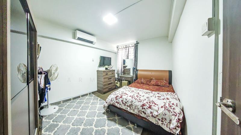 Bedroom: vinyl flooring