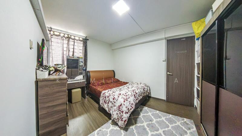 Bedroom: bright & no built-in