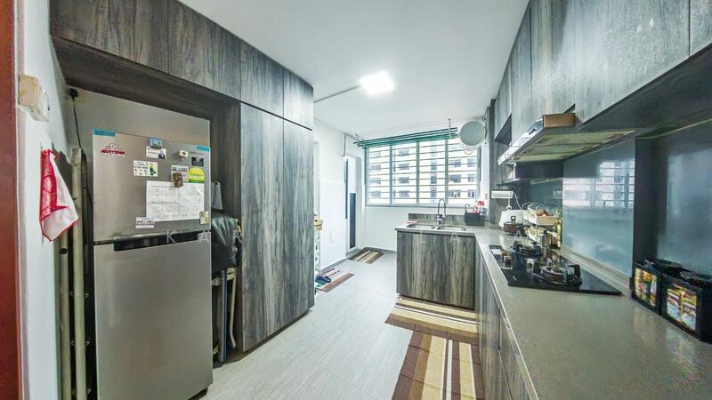 Kitchen: ample of storage 