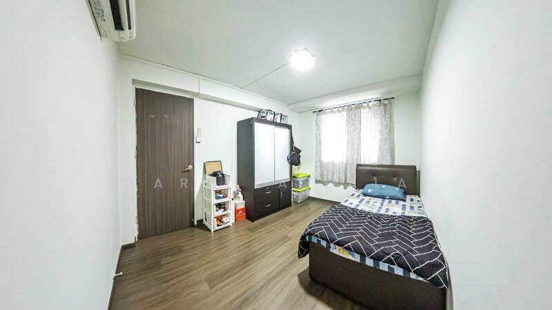 Bedroom 1: No build-in, bright & huge