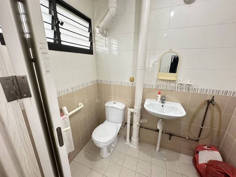 551 Ang Mo Kio Avenue 10 HDB Flat For Sale at S$ 658,000 | PropertyGuru Singapore - Bathroom