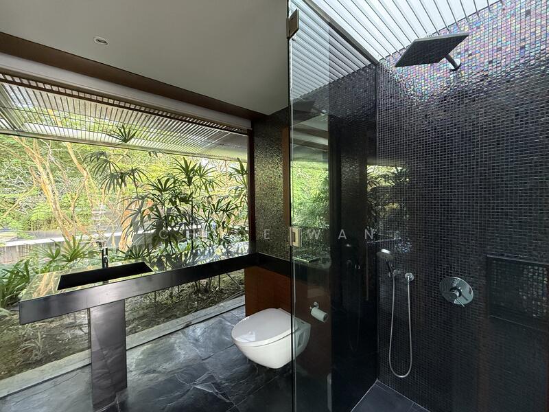 Junior master toilet at level 2