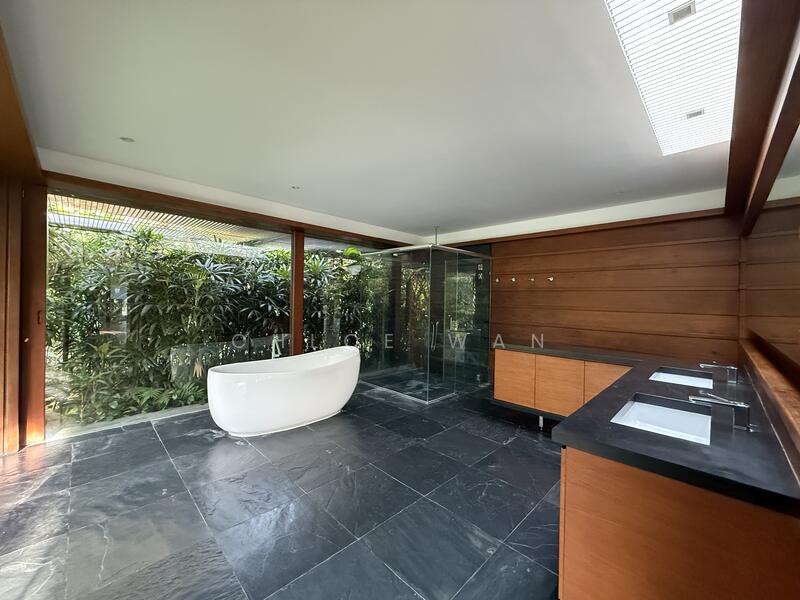 Master toilet at level 2