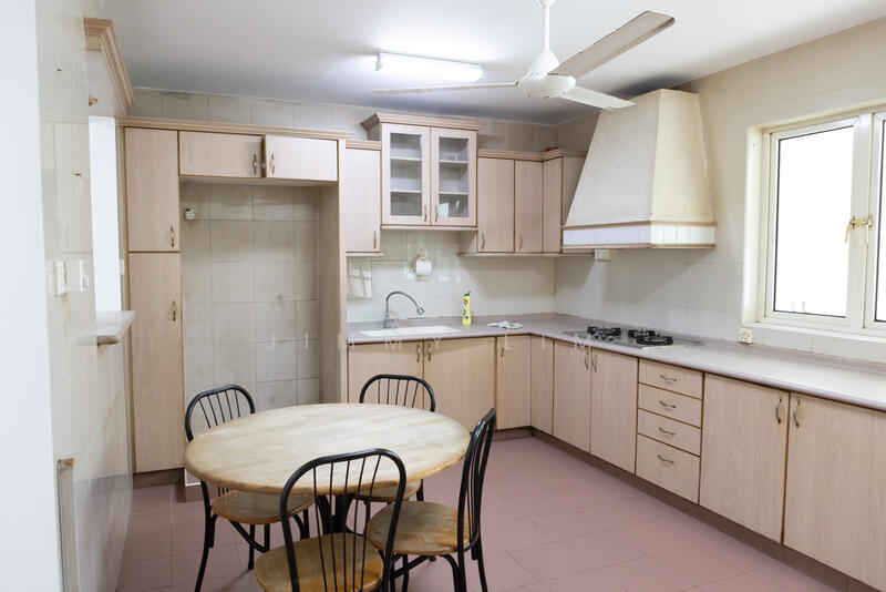 Dry Kitchen,big enough for island/table