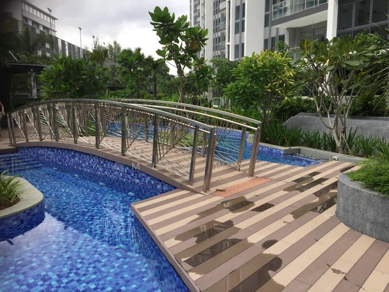 Therapeutic pool
