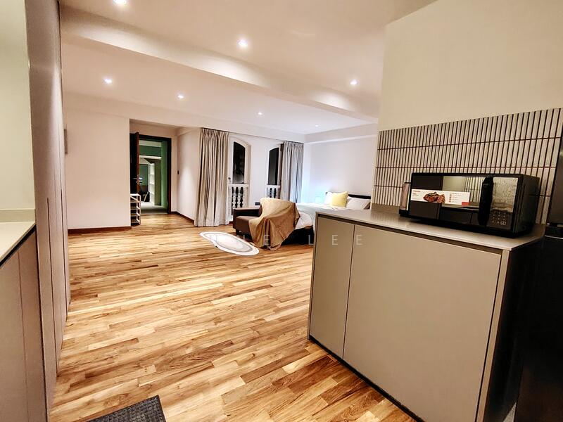 Full kitchen and parquet floor 