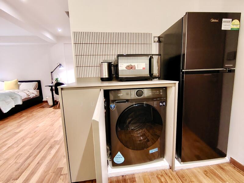 Washer-dryer, fridge, oven