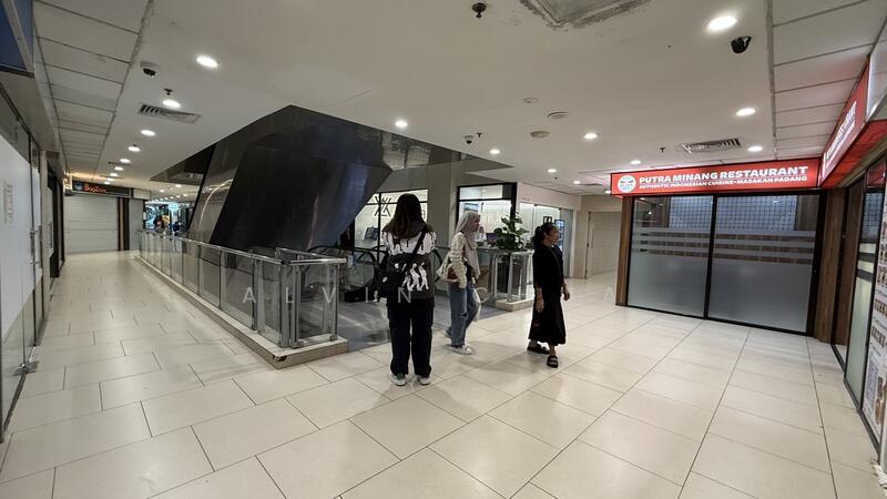 Lucky Plaza, 304 Orchard Road, 409 sqft, Mall Shop For Sale, by Alvin Chua, 60145665 - Hallway - CommercialGuru.com.sg