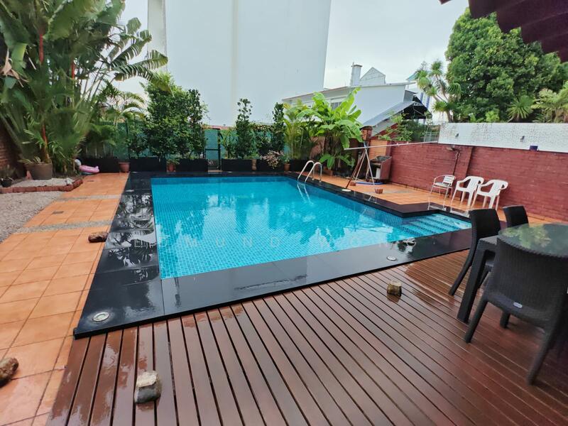 For Sale - Huge Semi-D Resort Vibes, Walk to Srgn MRT, 1km to Schools