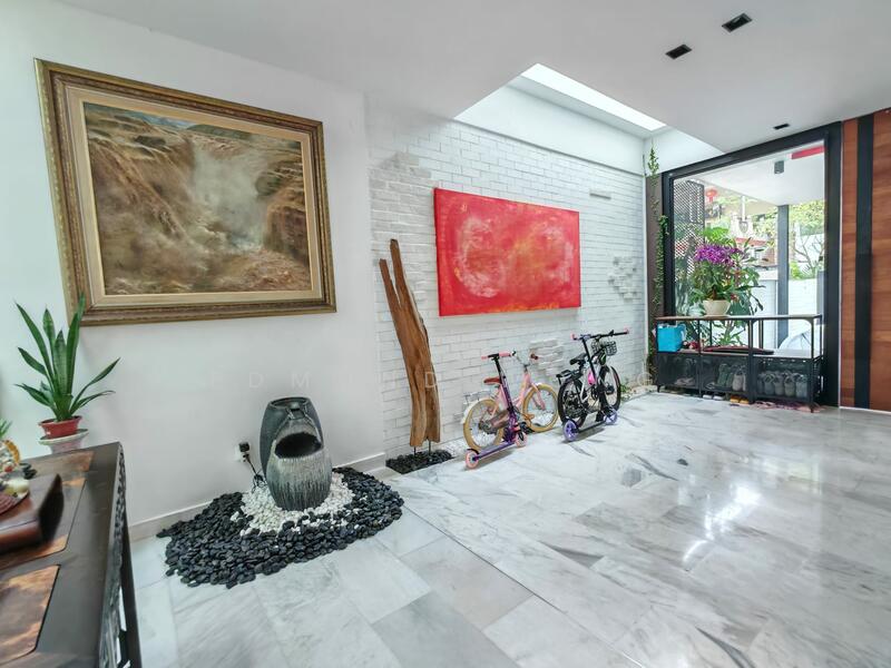 For Sale - Huge Semi-D Resort Vibes, Walk to Srgn MRT, 1km to Schools