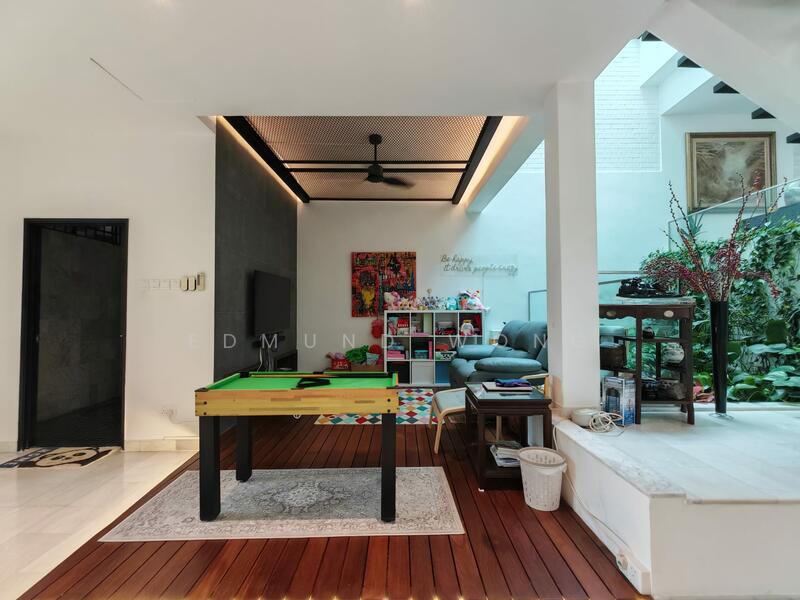 For Sale - Huge Semi-D Resort Vibes, Walk to Srgn MRT, 1km to Schools