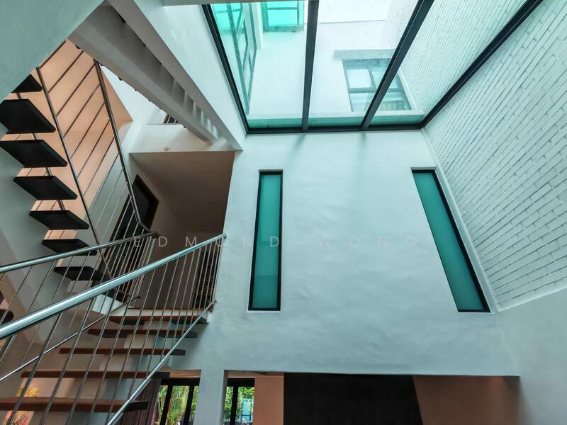 For Sale - Huge Semi-D Resort Vibes, Walk to Srgn MRT, 1km to Schools